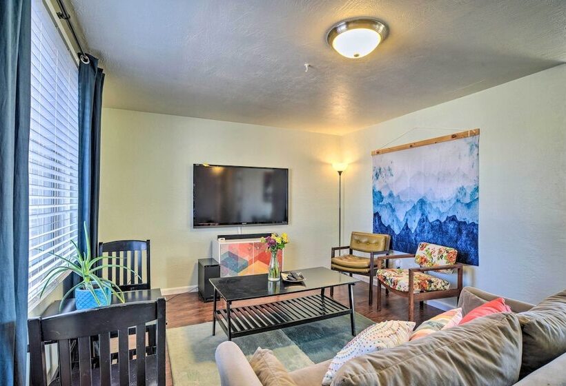 Vibrant Abq Adobe Den: Mtn Views, Walk To Park!