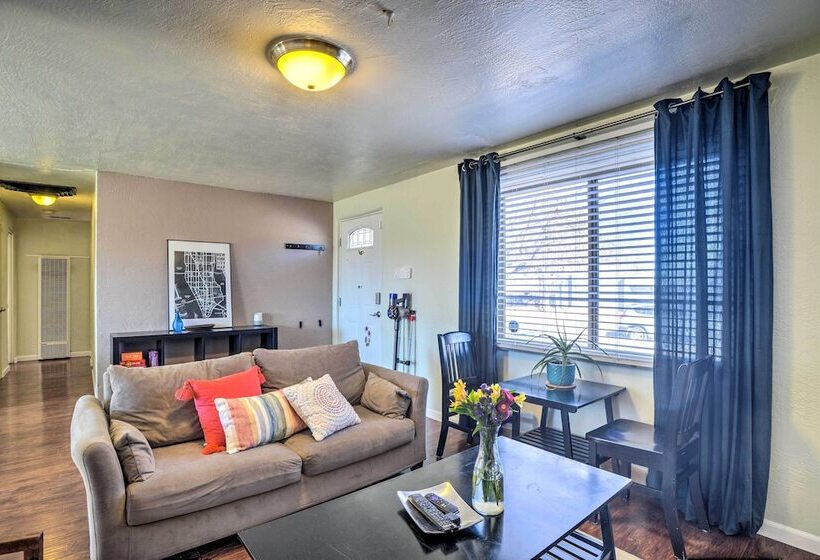 Vibrant Abq Adobe Den: Mtn Views, Walk To Park!