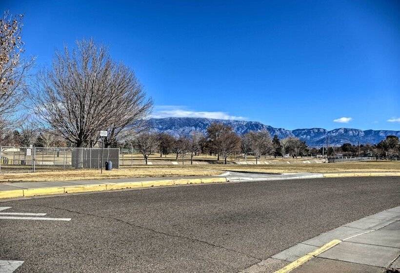 Vibrant Abq Adobe Den: Mtn Views, Walk To Park!