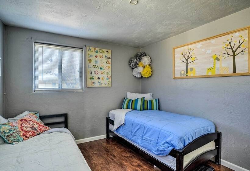 Vibrant Abq Adobe Den: Mtn Views, Walk To Park!