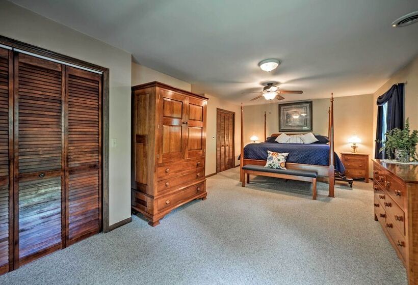 Waterfront Lake Barkley Home W/ Deck & Fire Pit!