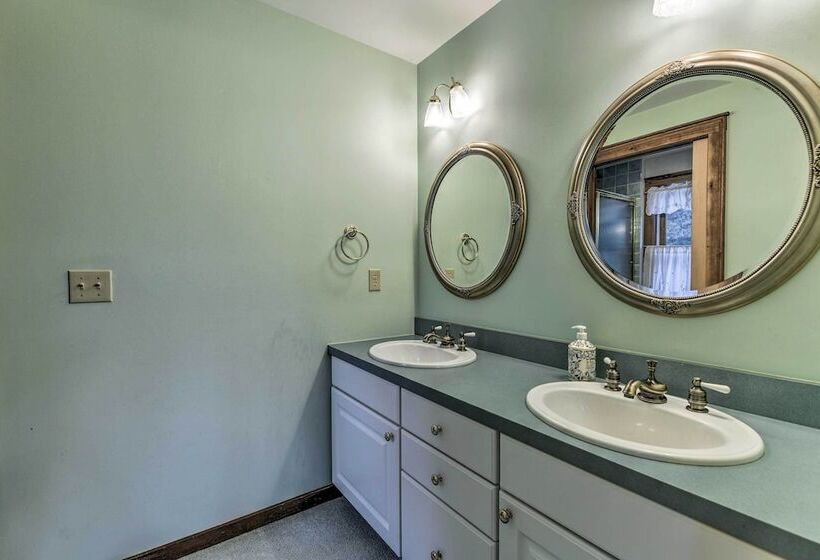 Waterfront Lake Champlain Vacation Rental!