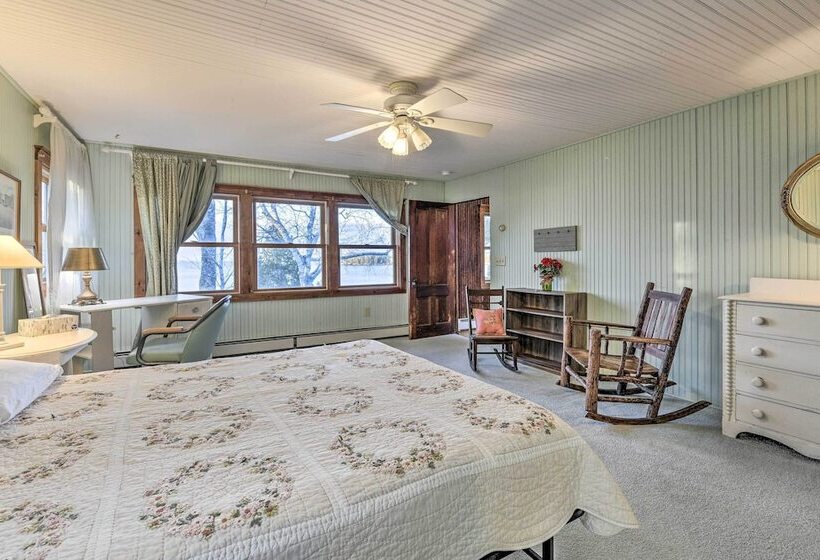 Waterfront Lake Champlain Vacation Rental!