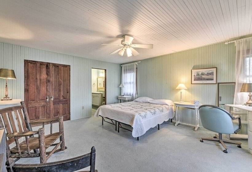 Waterfront Lake Champlain Vacation Rental!