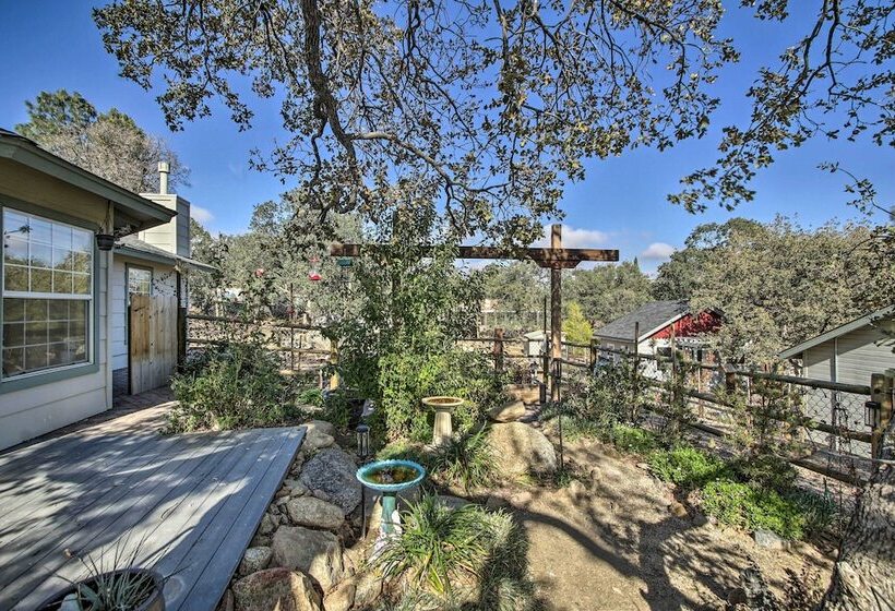 Welcoming Tehachapi Home W/ Deck & Grill!