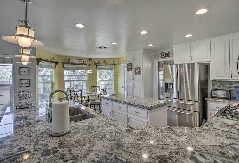 Welcoming Tehachapi Home W/ Deck & Grill!