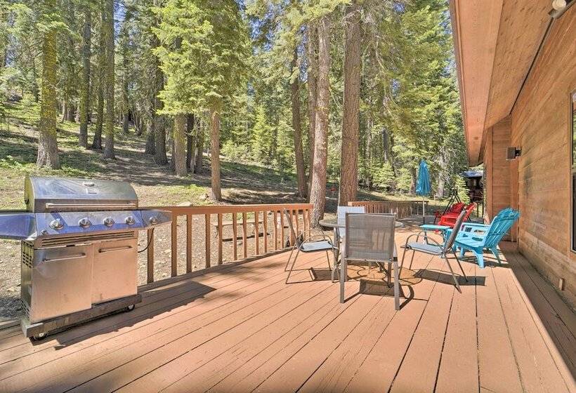 Truckee Cabin W/ Wraparound Deck & Pool Access