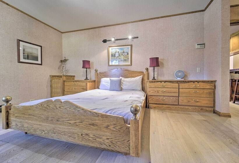 Truckee Cabin W/ Wraparound Deck & Pool Access