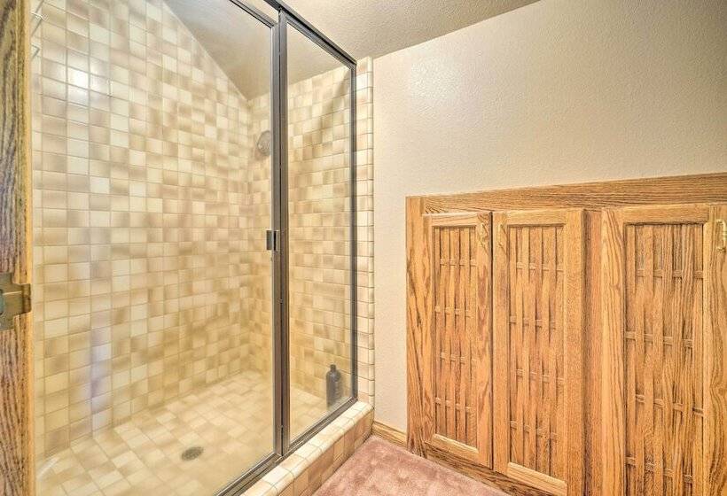 Truckee Cabin W/ Wraparound Deck & Pool Access