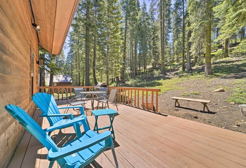 Truckee Cabin W/ Wraparound Deck & Pool Access