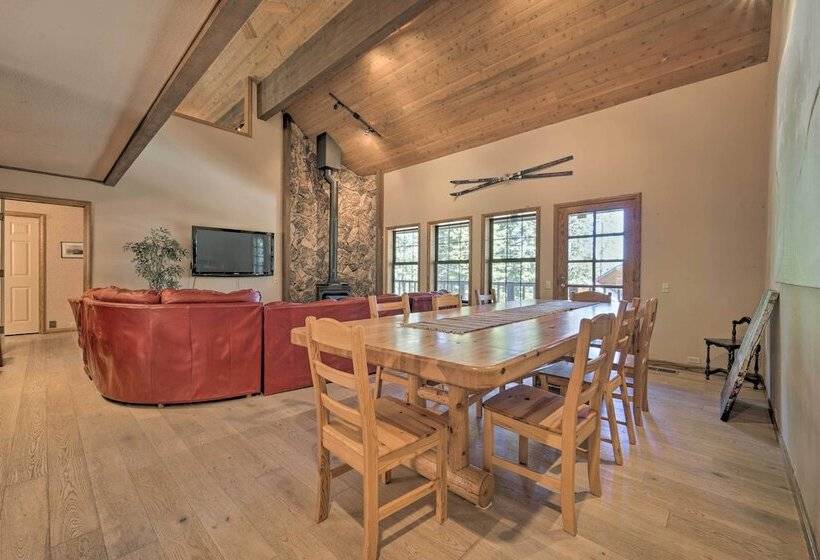 Truckee Cabin W/ Wraparound Deck & Pool Access