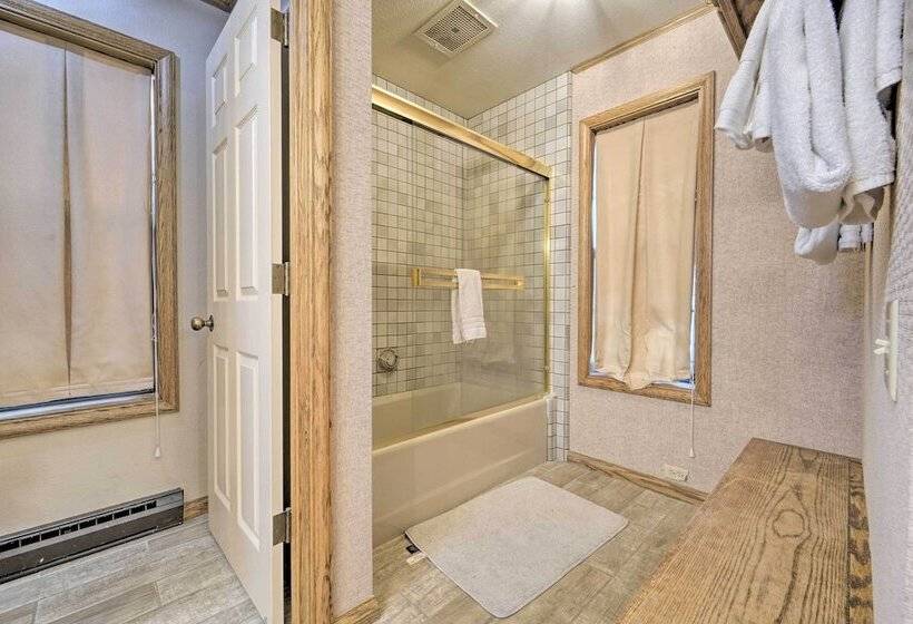 Truckee Cabin W/ Wraparound Deck & Pool Access