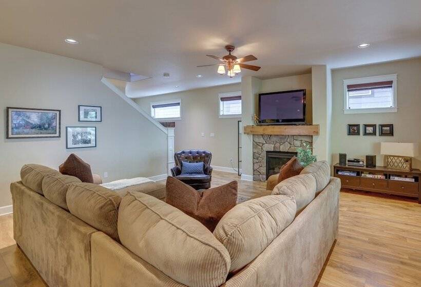 Family Friendly Bend Home: 1 Mi To Downtown!