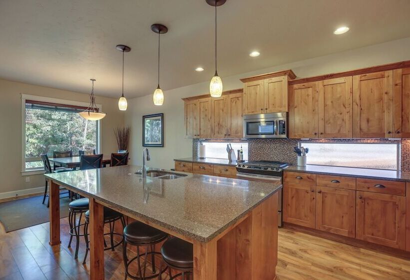 Family Friendly Bend Home: 1 Mi To Downtown!