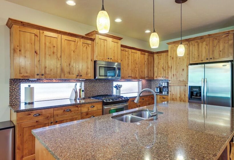 Family Friendly Bend Home: 1 Mi To Downtown!