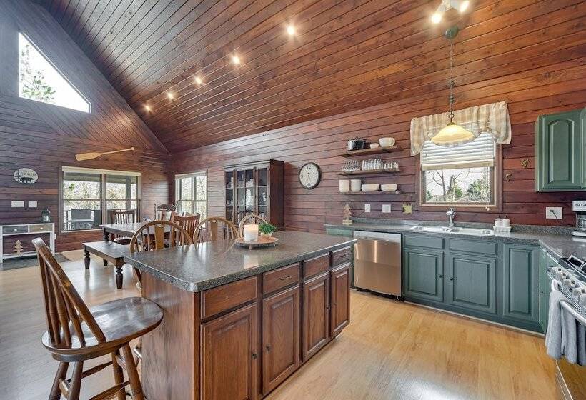 Wisconsin Cabin W/ Private Hot Tub & Deck