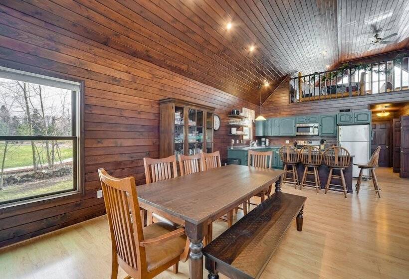 Wisconsin Cabin W/ Private Hot Tub & Deck