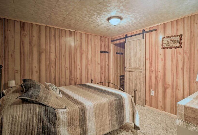 Woodsy Kentucky Escape W/ Game Room & Lake Access!