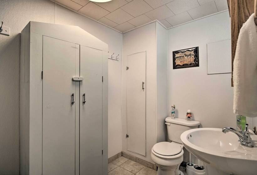 Woodsy Kentucky Escape W/ Game Room & Lake Access!