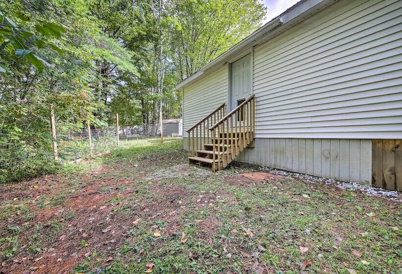 Woodsy Pittston Retreat Near Kennebec River!