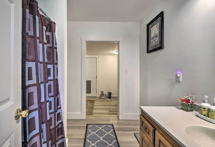 Woodsy Pittston Retreat Near Kennebec River!