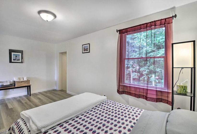 Woodsy Pittston Retreat Near Kennebec River!