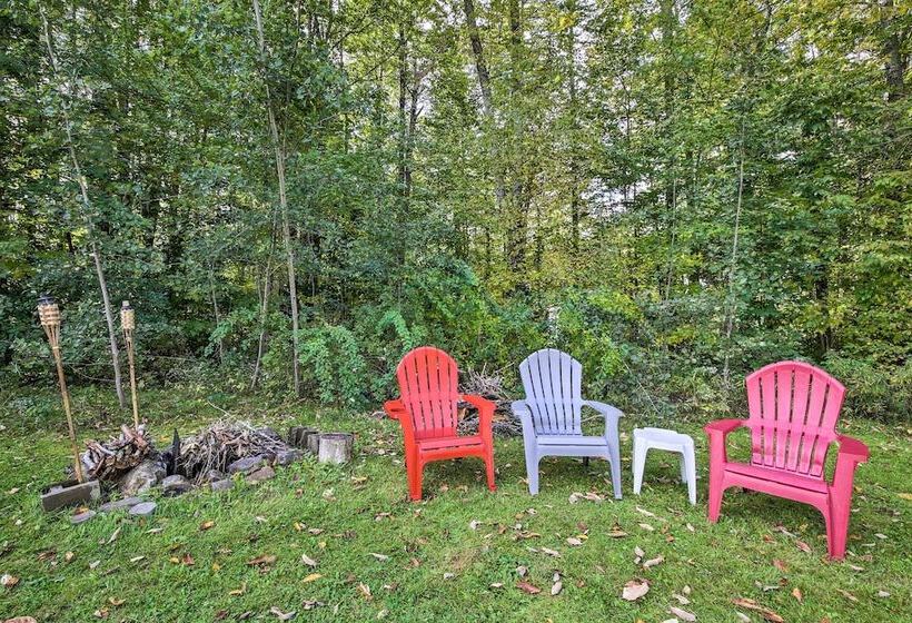 Woodsy Pittston Retreat Near Kennebec River!