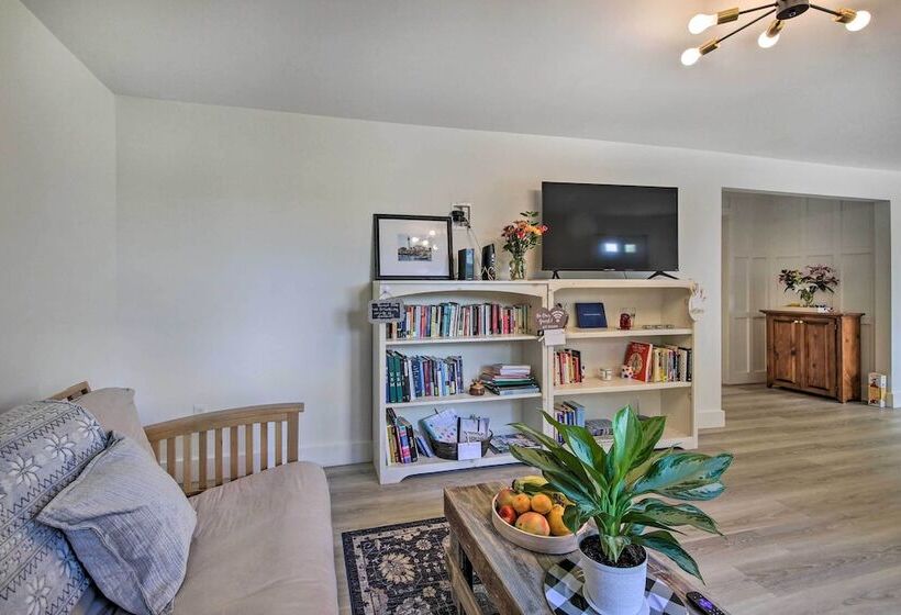 Woodsy Pittston Retreat Near Kennebec River!