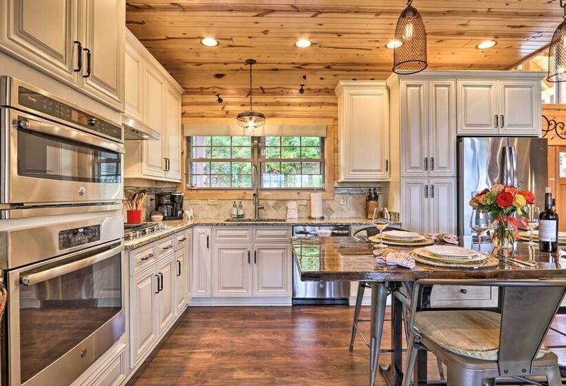 Woodsy Retreat W/ Fire Pit & Resort Amenities