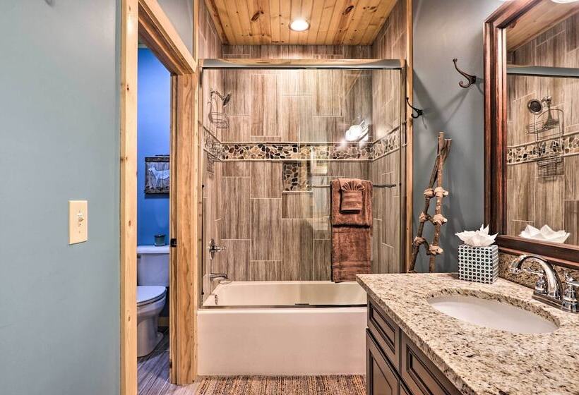 Woodsy Retreat W/ Fire Pit & Resort Amenities