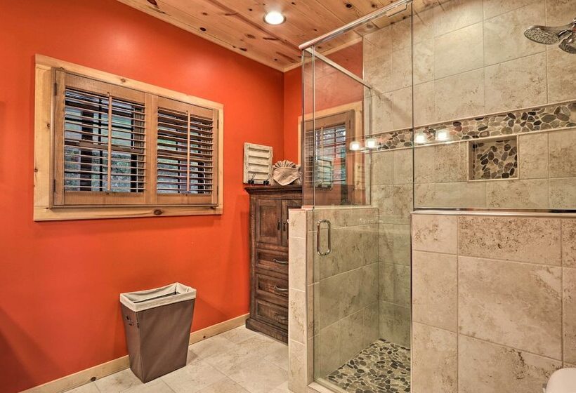 Woodsy Retreat W/ Fire Pit & Resort Amenities