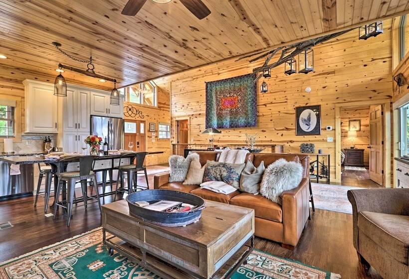 Woodsy Retreat W/ Fire Pit & Resort Amenities