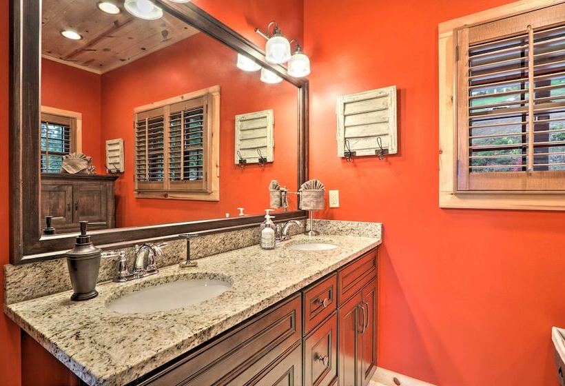 Woodsy Retreat W/ Fire Pit & Resort Amenities