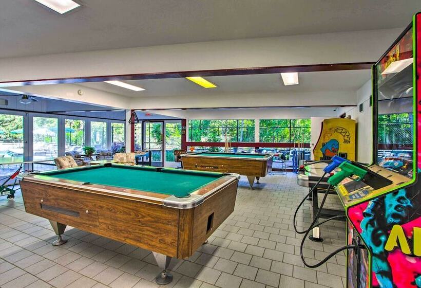 Woodsy Retreat W/ Fire Pit & Resort Amenities