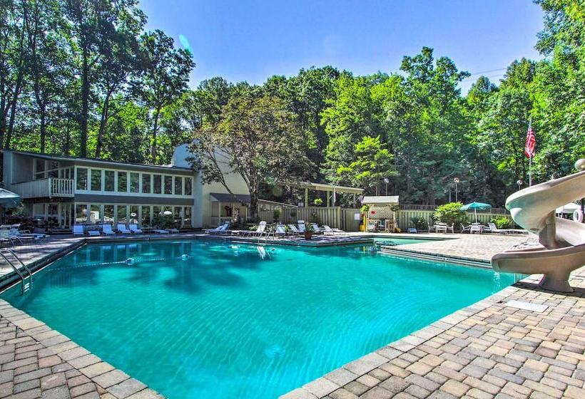 Woodsy Retreat W/ Fire Pit & Resort Amenities