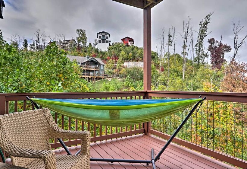 Woodsy Retreat W/ Fire Pit & Resort Amenities