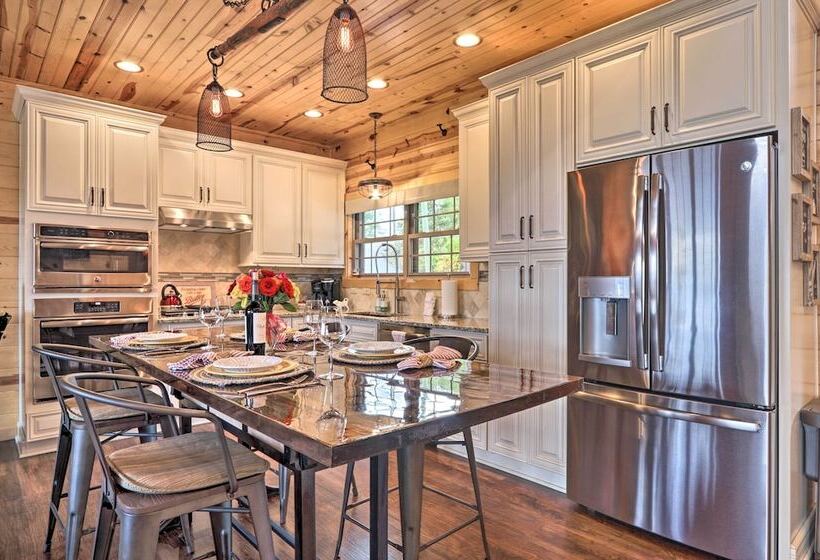 Woodsy Retreat W/ Fire Pit & Resort Amenities