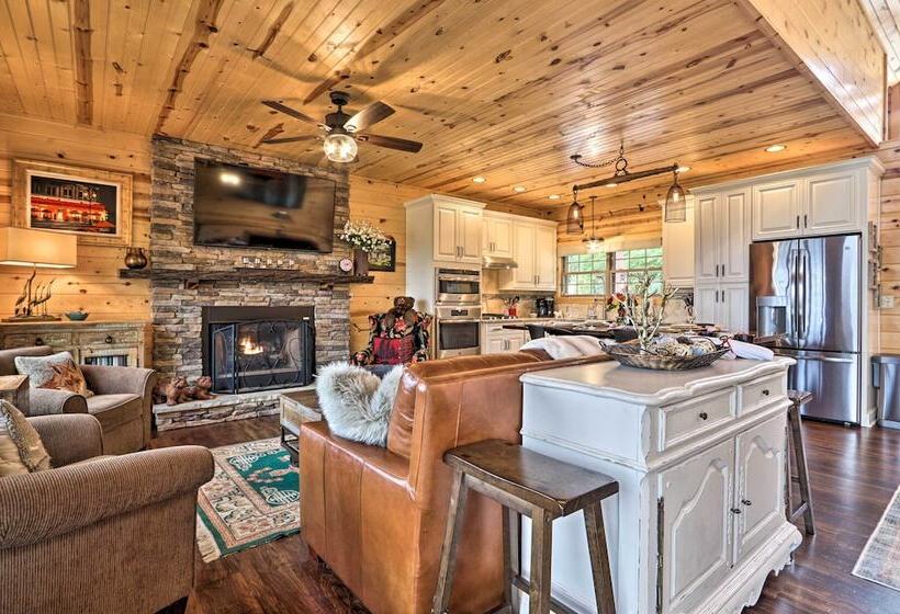 Woodsy Retreat W/ Fire Pit & Resort Amenities