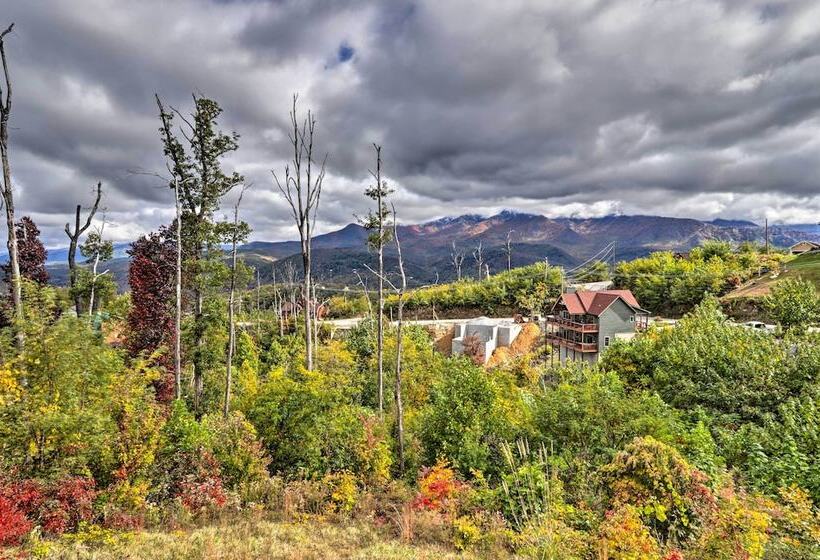 Woodsy Retreat W/ Fire Pit & Resort Amenities