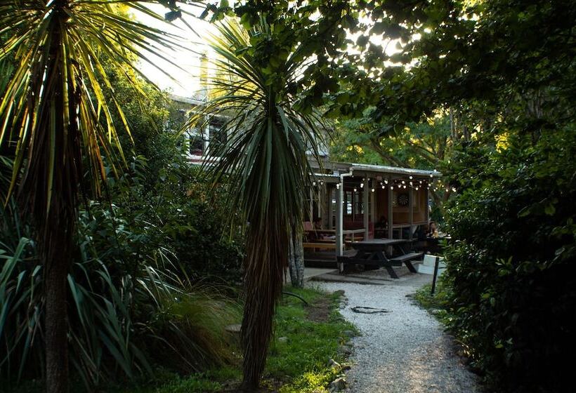 הוסטל The Barn Cabins & Camp