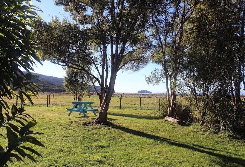 הוסטל The Barn Cabins & Camp