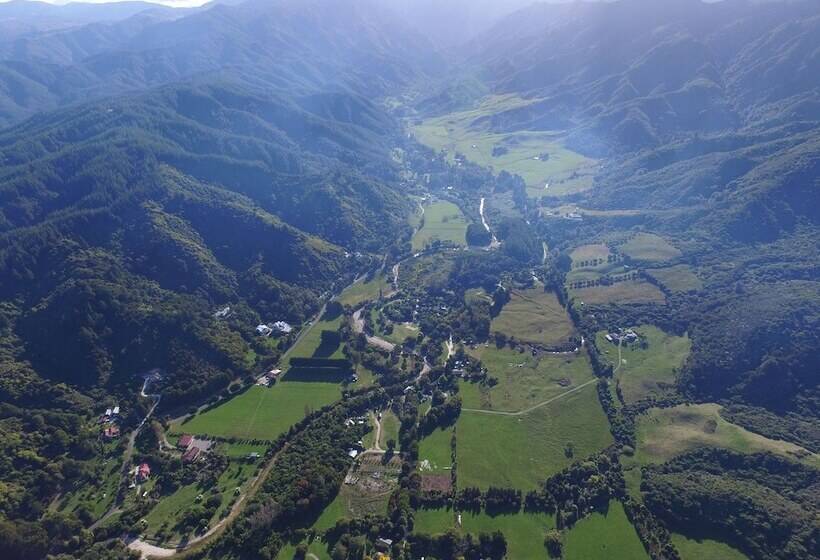 הוסטל The Barn Cabins & Camp