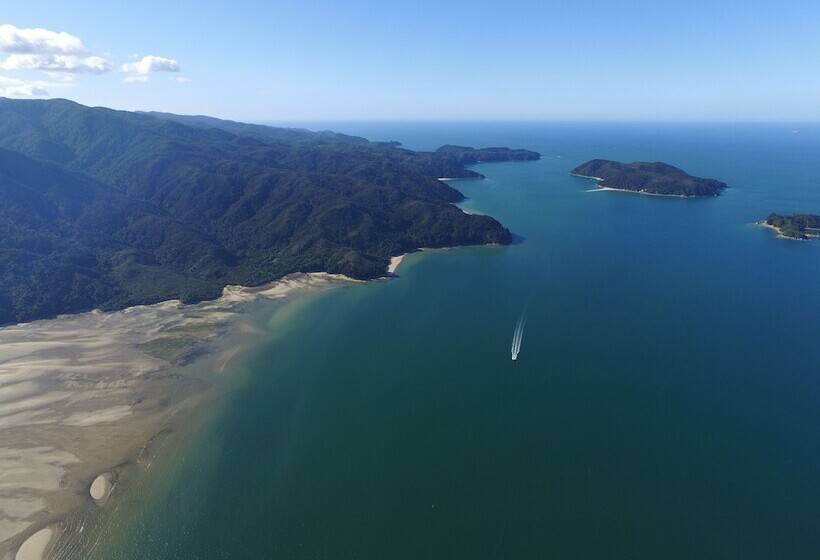 הוסטל The Barn Cabins & Camp