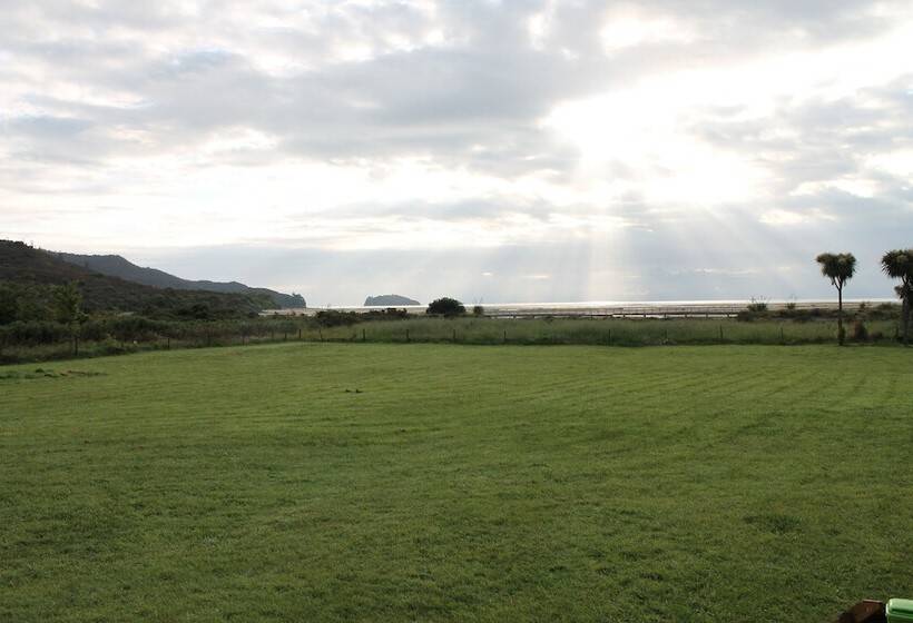 הוסטל The Barn Cabins & Camp