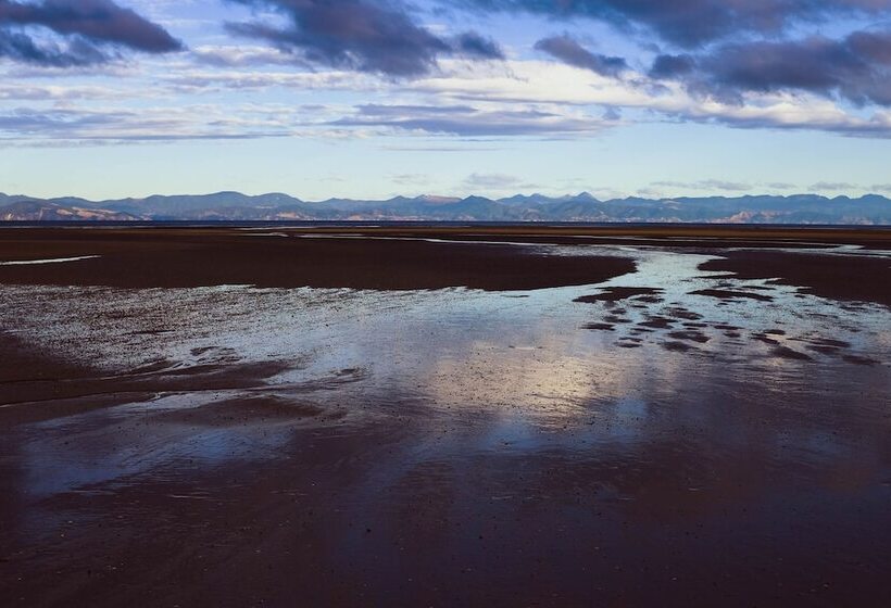 הוסטל The Barn Cabins & Camp