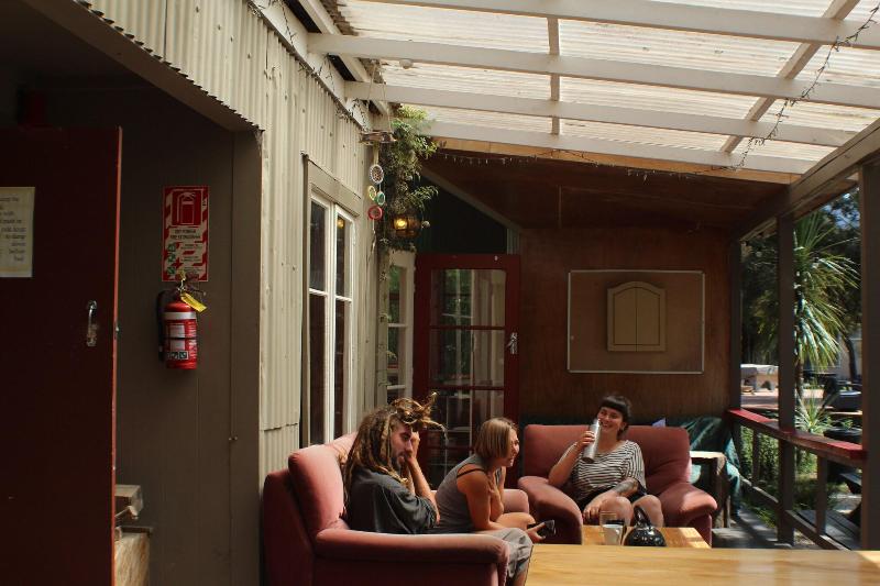 הוסטל The Barn Cabins & Camp