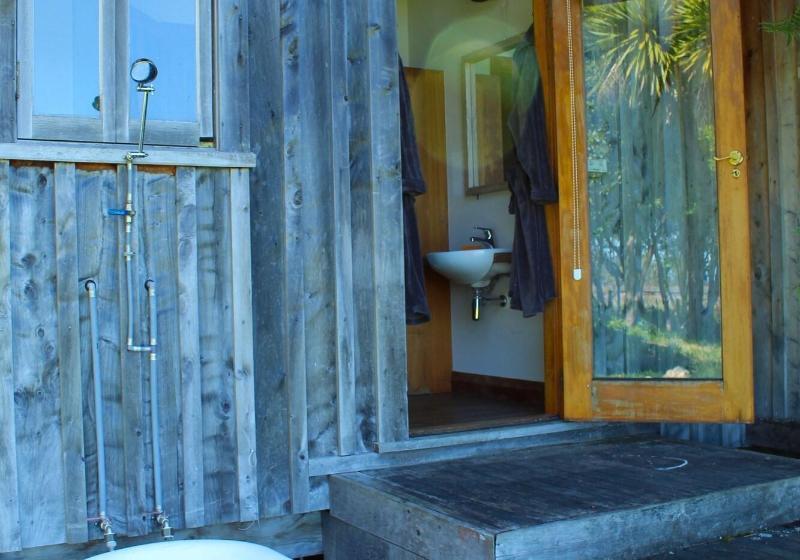 הוסטל The Barn Cabins & Camp