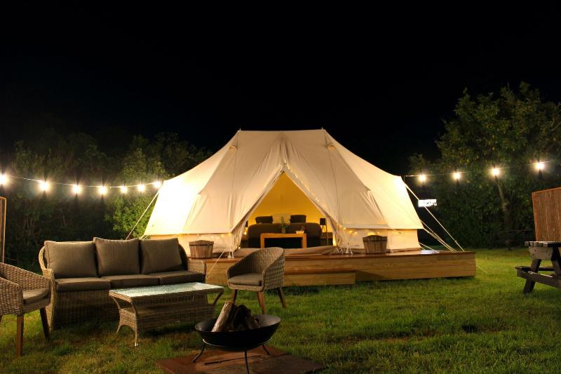 הוסטל The Barn Cabins & Camp