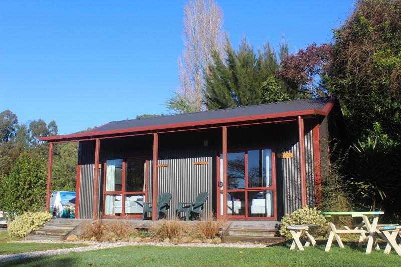 הוסטל The Barn Cabins & Camp