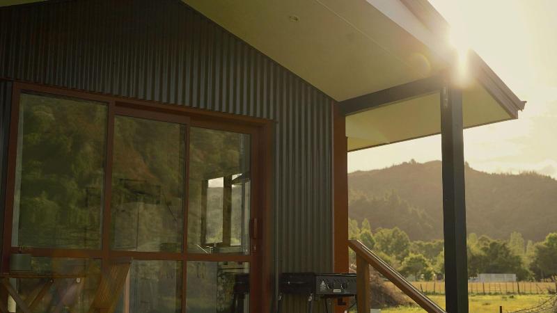 הוסטל The Barn Cabins & Camp